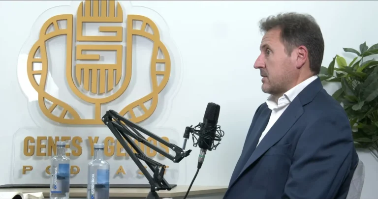 Fotograma del episodio «Lo que nadie cuenta de trabajar en la industria farmacéutica» del pódcast Genes y Genios